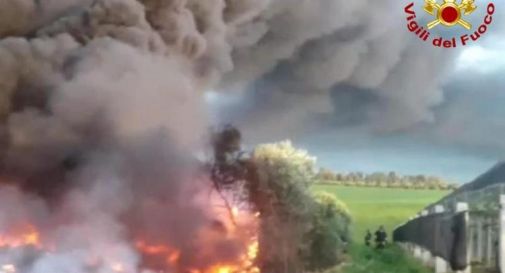 Incendio in una discarica abusiva: 