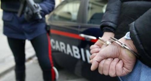 Rissa coi parenti e carabinieri: arrestato 