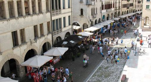 Conegliano, ruba un giubbotto dal banco del mercato, quando scappa chiede 