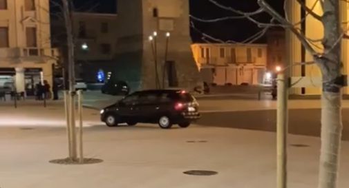 auto in piazza pedonale a valdobbiadene