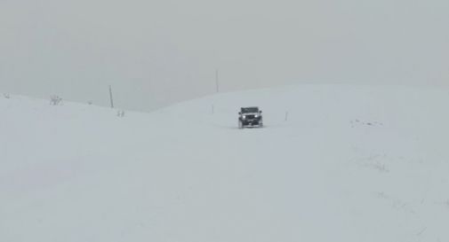 Auto bloccata lungo la salita innevata del Monte Pizzoc