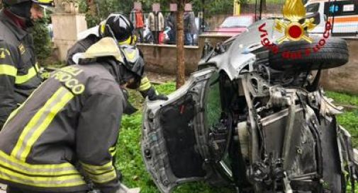 Vola fuori strada e piomba nel giardino di un condominio