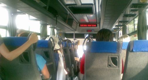 Ragazzo di colore attende l'autobus