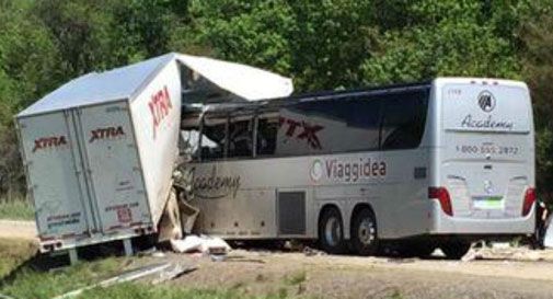 Usa, scontro tra bus di turisti italiani e tir