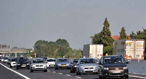 Cessalto, scoppia la ruota del carrello, incidente in A4