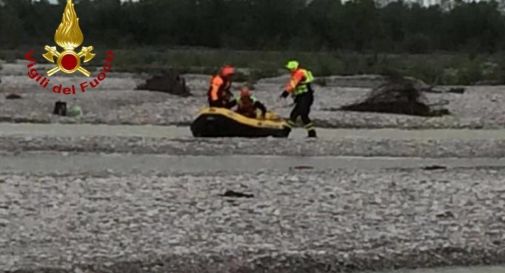 Non si ferma davanti alle sbarre chiuse e rimane bloccato nel guado con il camion