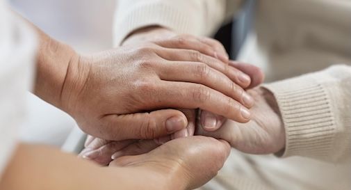 Lascia tutto alla badante, soldi e due case
