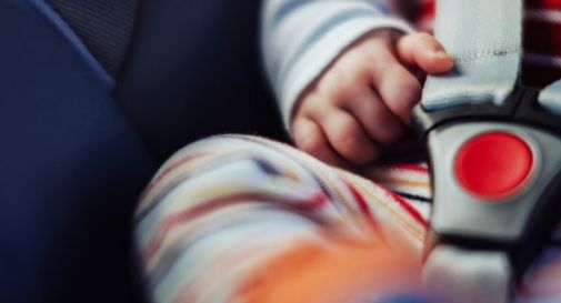 Butta fuori dall'auto la conducente e le ruba l'auto. Non si accorge che sul sedile posteriore c'è una bimba di un anno