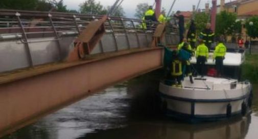 Tragedia a Jesolo: tenta di passare con la barca sotto il ponte, ma muore schiacciata