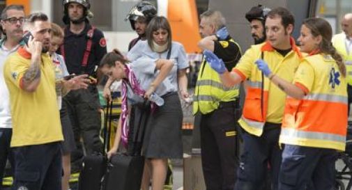 Barcellona, treno deraglia in stazione: decine di feriti