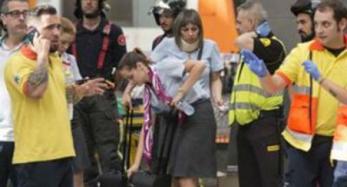 Spagna, treno si schianta in stazione