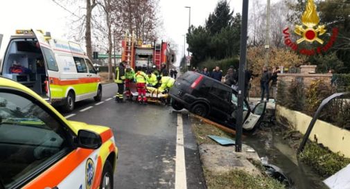 Abbatte un palo e finisce nel fosso