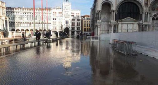 Venezia, acqua alta a 95 cm. in giornata l'arrivo di Salvini