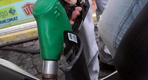 Cala il prezzo di benzina e diesel. Ecco quanto costano