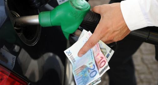 Prezzo benzina alle stelle, aumenti record