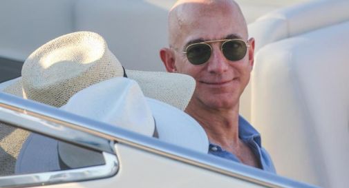 Via un ponte storico per far passare il mega yatch di Bezos, è polemica