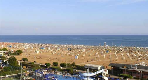 17enne violentata in spiaggia a Bibione