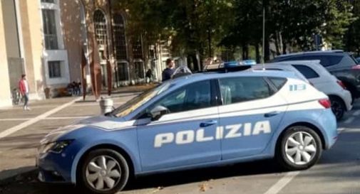 Scoppia una lite tra ragazzi vicino alla biblioteca, arriva la polizia e trova uno zaino con la marijuana