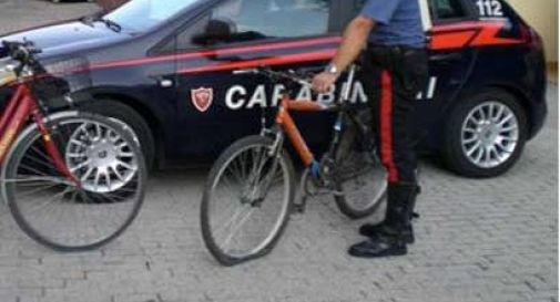 Furti di bici, carabinieri inseguono i ladri