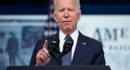 Vaccini, Biden contro social: 