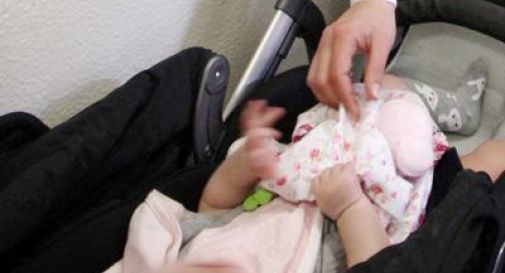 Afferra il passeggino e tenta di strangolare il nonno: bloccato dai passanti