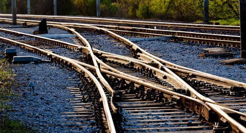 Coppia cammina lungo i binari del treno a mezzanotte: investiti