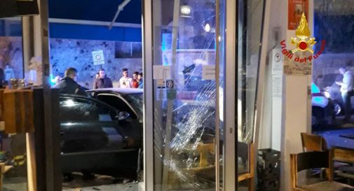 Auto sfonda la vetrata, terrore in birreria