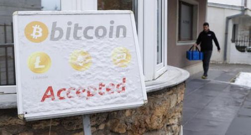 Truffe on line e bitcoin, misure cautelari per sei persone