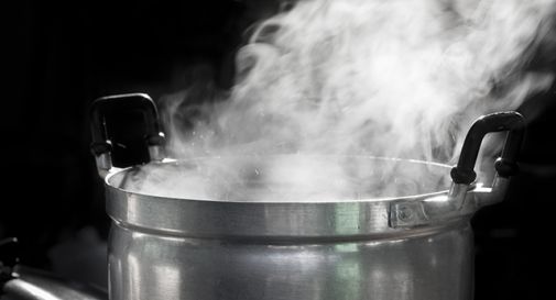 Pentola di acqua bollente in faccia all'amico latitante, arrestati entrambi