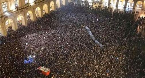 Salvini a Bologna, 11mila 'sardine' in piazza Maggiore