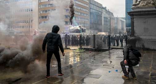 Scontri alla manifestazione contro misure le anti-Covid: arresti e feriti