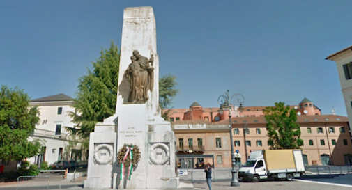 Monumento dei caduti, studenti a caccia di foto soldati 