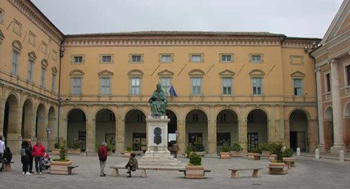 Docente universitario arrestato per molestie sessuali su studenti