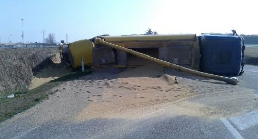 Camion di mangime si ribalta in strada