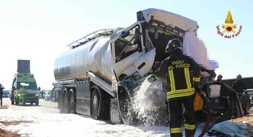 Scontro tra Tir, muore uno dei conducenti