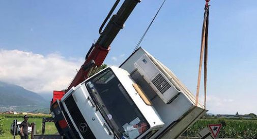 Camion frigo esce di strada, traffico in tilt