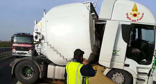 camion rovesciato san vendemiano