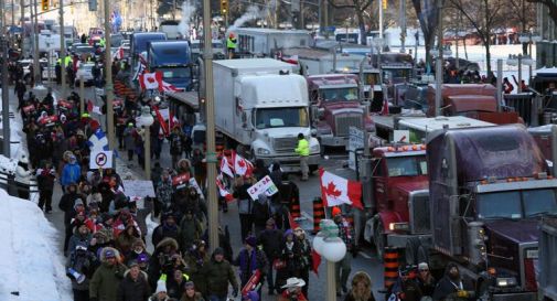 Canada, camionisti contro l’obbligo vaccinale: continuano i disagi 