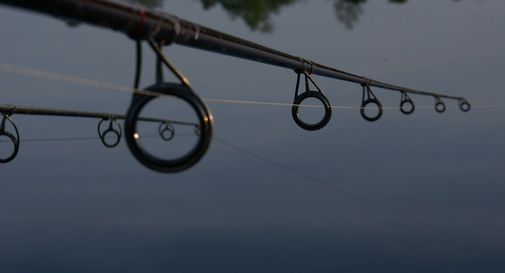 Pesca abusiva sul canale Brentella