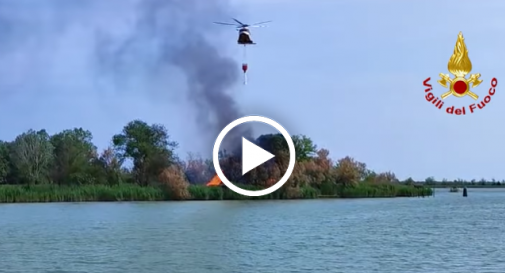 Caorle, casone va a fuoco: fiamme spente con l'elicottero - VIDEO