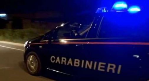 Intercettano l’auto rubata, i ladri tentano di investire i carabinieri e scappano