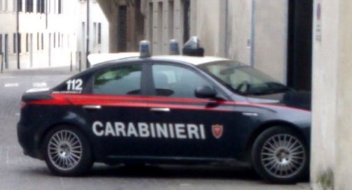 Si fanno consegnare l’incasso dalla barista e fuggono con la sua auto