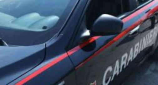 Uccide la moglie malata e si toglie la vita, li trovano nel loro letto