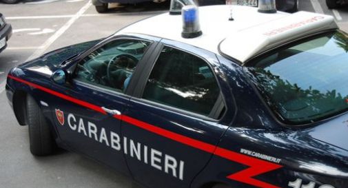 Pallottola sul parabrezza di auto parcheggiata fuori dalla ditta