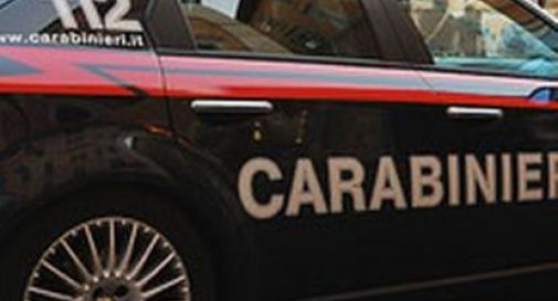 Ubriaco fradicio si ribalta con l'auto