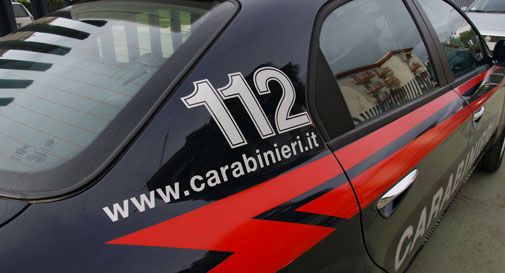 Ubriaco al bar se la prende con polizia e carabinieri, fermato con spray al peperoncino