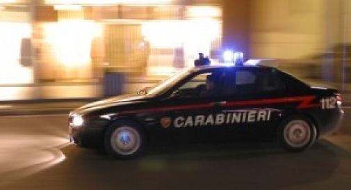 Legga un filo di ferro al segnale stradale, se lo aggancia al collo e parte. Uomo si uccide decapitandosi sulla superstrada