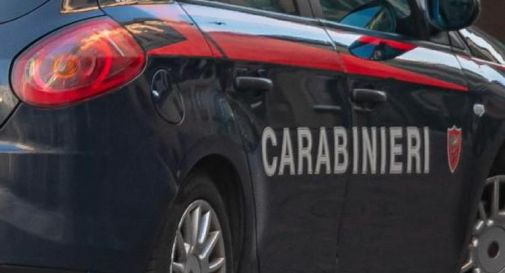 Va dai carabinieri: 