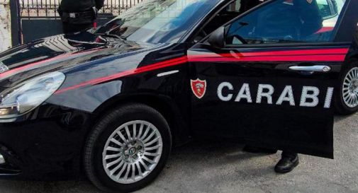 Fa prostituire il figlio con un prete in cambio di soldi, arrestati