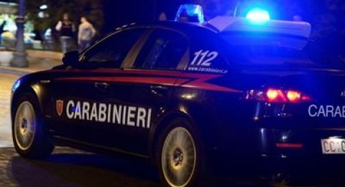 Tre uomini tentano di rapinarlo, spara a un ladro e lo uccide